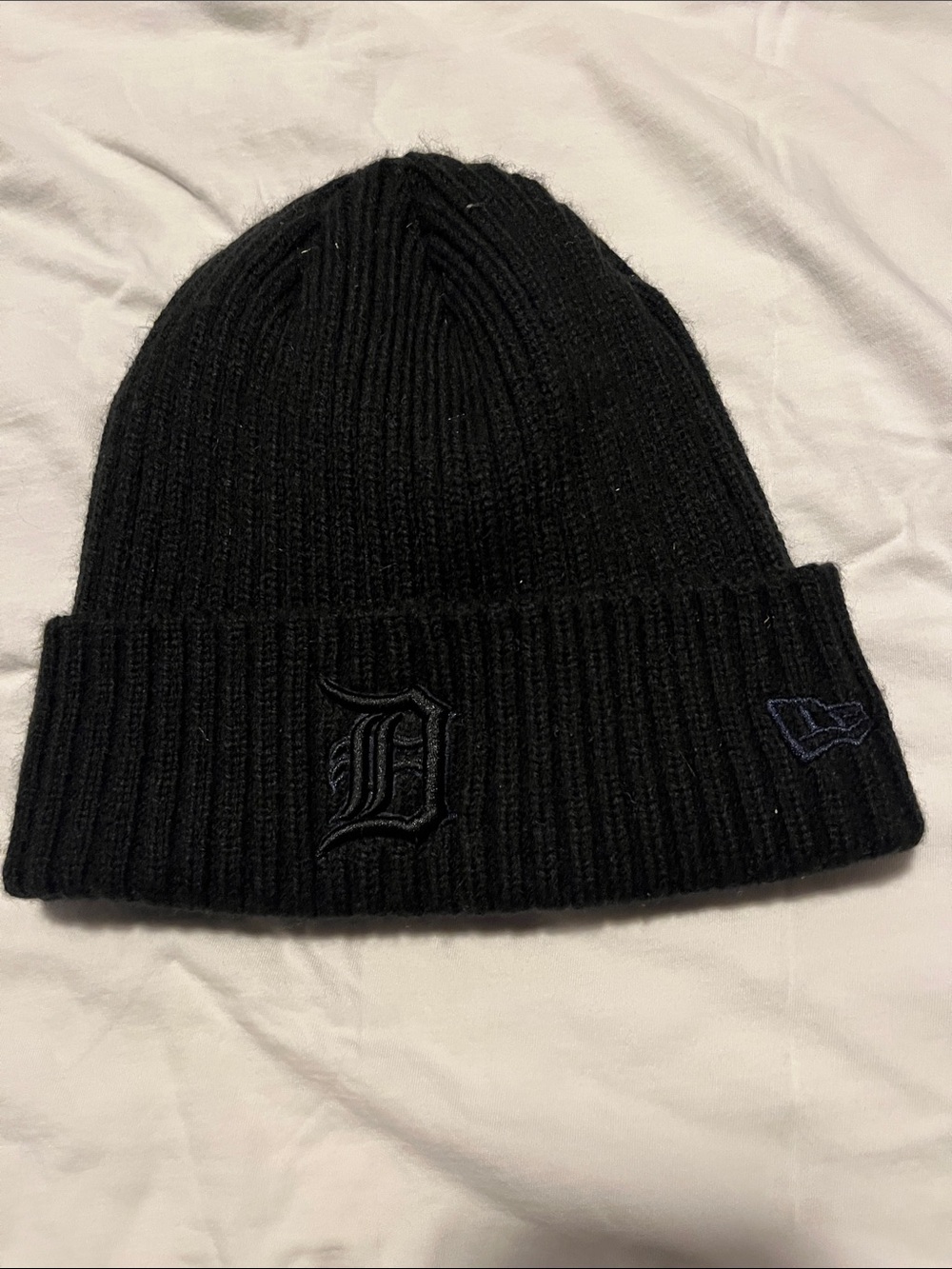 New Era Black Ribbed Cuffed Beanie with Embroidered Logo Detroit Tigers